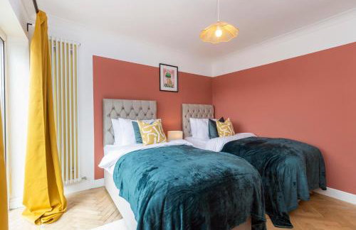 Stunning Bishop Auckland House with 5-bedrooms & 8 Beds Sleeps 12 with Free Parking by PureStay - Foto 3