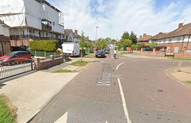 Coombe Hill 2 bedroom House & Parking - Photo 20