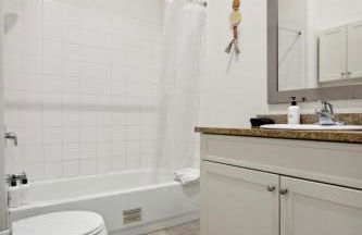 Sleeps 4! 2BR, Gym, Paid Parking, Close to Major Attractions - Foto 58