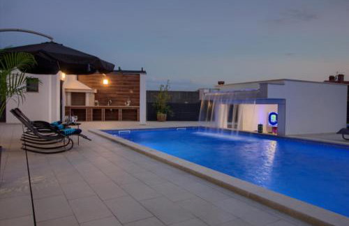 Luxury Villa with extra heated pool with hydromassage, biliard near town center and beach by WiiBuk - Foto 12