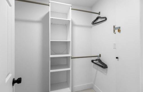 Chic Modern House Close to Beaches & Downtown - Photo 27