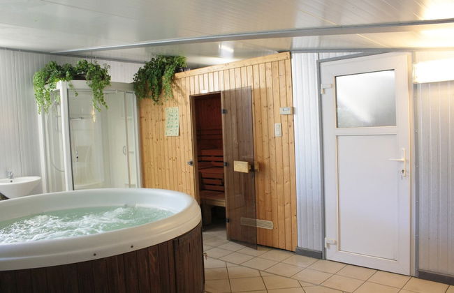 Winenne Home With Hot Tub - Photo 33