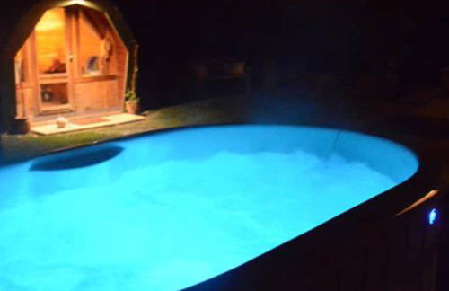 Private Island Glamping on riverbank with Hot tub - Foto 1