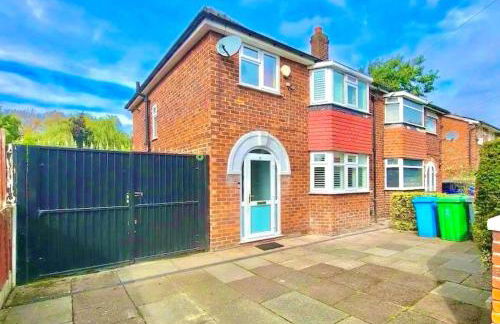 Spacious 3-Bed Family Retreat with Cosy Living and Garden! Free parking - Foto 27