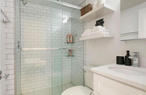 Studio Apt with Laundry, Near Shops! - Montrose Studio rep - Photo 12