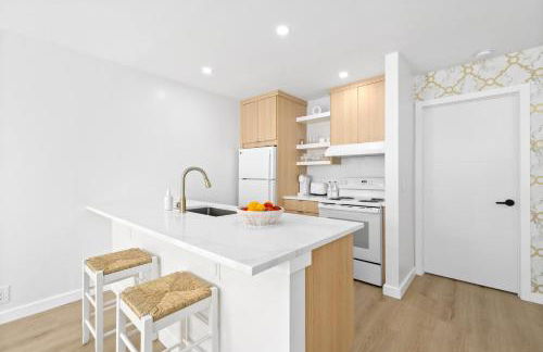 M Lake Worth Beach - Modern Villas Near West Palm Beach, Chic Retro Vibes, King Bed, Cozy Backyard, BBQ, Workspace, High-Speed Internet, Free Parking, 5 Minutes to Downtown & Beach - Foto 40