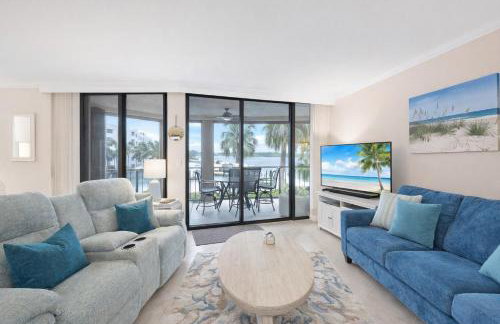 Waterfront Island Oasis! Heated Pool with Stunning View & 2 Full Bath - Foto 2