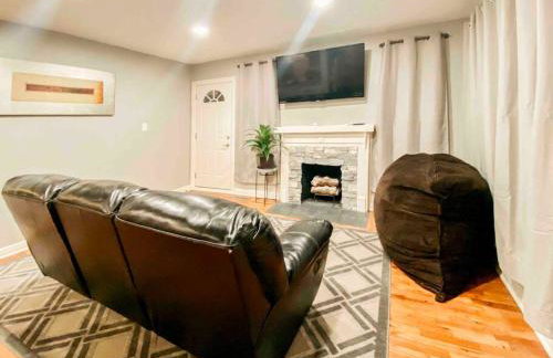 Charming Farmhouse Retreat near Downtown & University Modern Amenities, Fireplace & Porch! - Foto 19