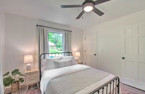 Lakefront Townville Gem with Boat Dock and Kayaks - Foto 20