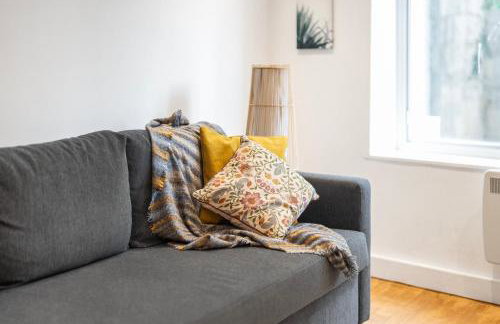 Central Apt-2Bed 2Bath-AC unit-By FabAccommodation - Foto 8