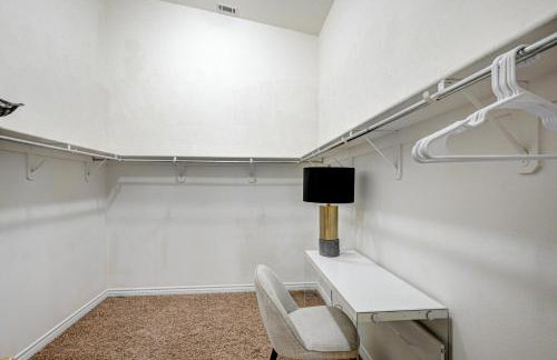 Luxury 6 BR Home Large Pool & Spa with Grassy Yard - Photo 59