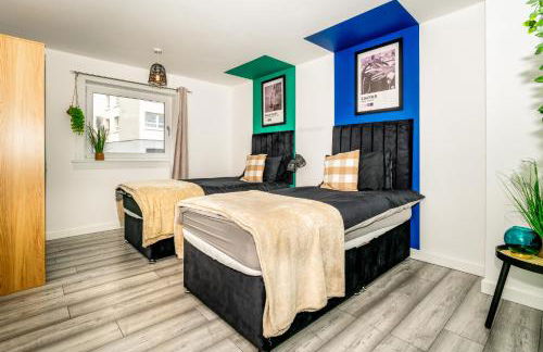 Sleek and Stylish 3 Bed in Greenock - Sleeps 8 - Photo 4