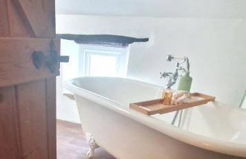 Historic 1629 May Cottage with Hot Tub - Photo 16