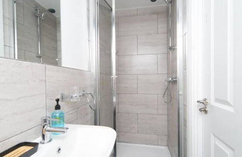 Modern en-suite room in country PubRestaurant 2 with communal kitchen - Pass the Keys - Foto 15