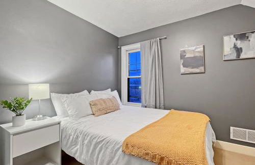 2BR Family Charmer Duplex near Drake - Foto 8