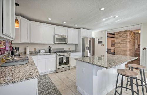 Peaceful Getaway with Private Hot Tub and Mtn Views! - Foto 9