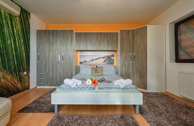 Twin Oasis Retreat with Pool & Spa - Happy Rentals - Foto 9