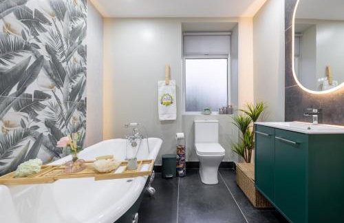 The Secret Garden, Donaghadee - The Hideaway - Stylish 5-Beds, and Lavish 3-Bedrooms - Guests 7 - Super Fast Speed Wi-FI - Foto 70