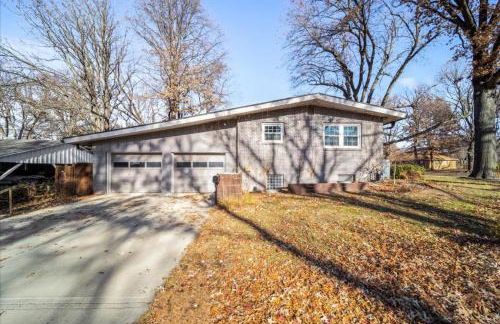 3BR Overland Park Home with Patio and Waterfall Pond - Foto 43