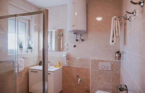 Poolside Hideout Apartments - Photo 26