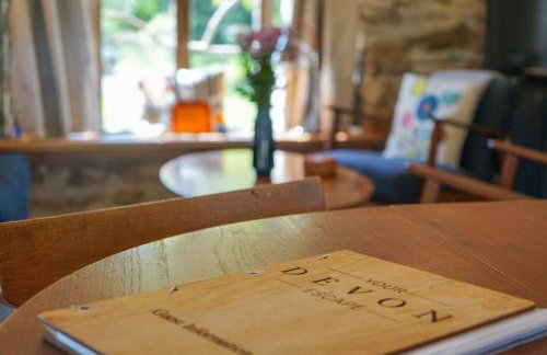 Escape to an Idyllic Countryside Couple's Retreat - Photo 9