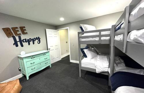 Cheerful 4 bedroom home w/ fireplace & game room - Foto 35