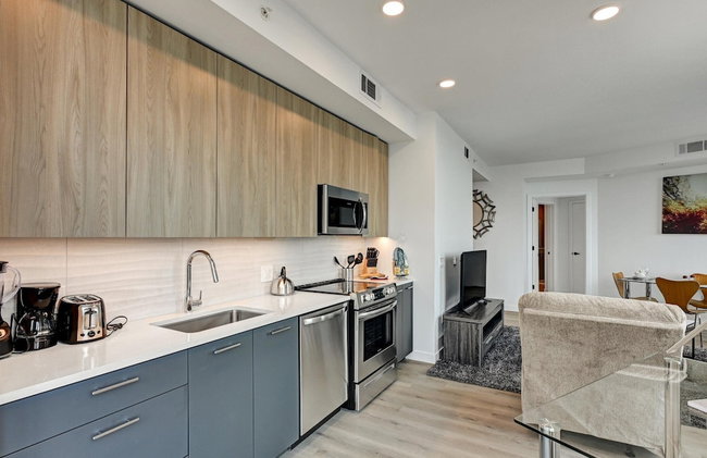 Global Luxury Suites at Town Center - Photo 45