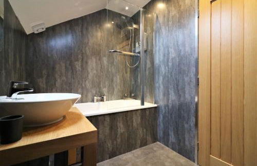 Signature - Linden Cottage Room 3 - Photo 10