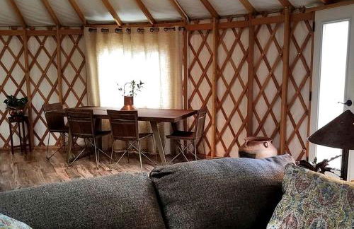 Unique Yurt Rental on Peony Farm with Riverfront View in Clyde, North Carolina - Foto 12