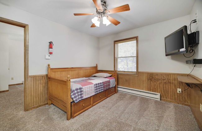 Woodland Oasis by Avantstay Hot Tub, Firepit, Walk to Lake - Photo 34