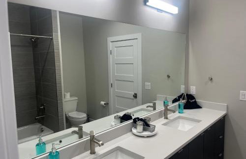 4 bd Ski Villa with Hot Tub and Bunk Room by lake! - Foto 4