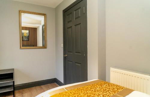 Free Parking New Modern Gem in Harrow - Photo 12