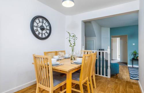 4Bed Central House w Parking & Garden - Foto 19