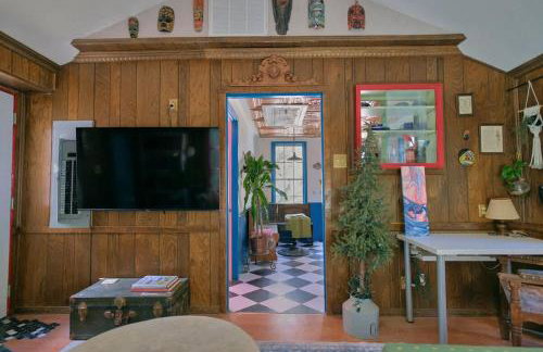 Vintage Lovers` Cabin with Jacuzzi & Lake Access - Foto 12