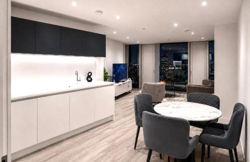 Modern 2 Bed Penthouse with Stunning views in Manchester City Center - Photo 1