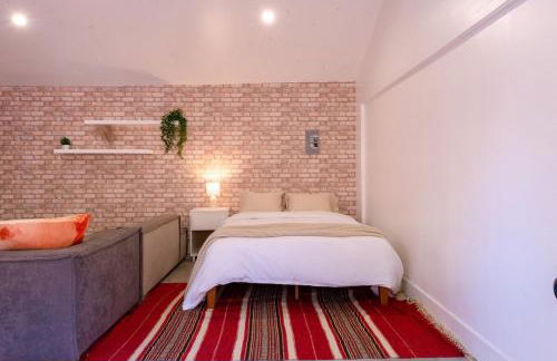 Modern Private Guesthouse with Parking, Yard, and Washer Dryer - Foto 3