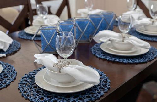 580 - Stunning Renovated Home with Large East Facing Pool Deck Overlooking Preservation Area and Games Room - Foto 24