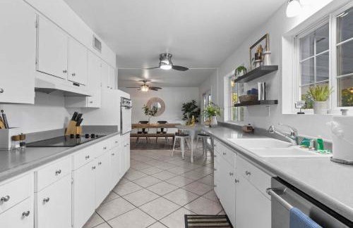 Shangri La Home - Boho Chic with Patio Pool & Grille - Foto 26