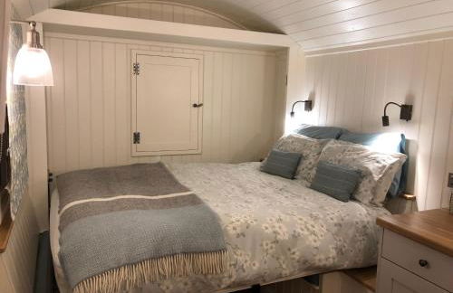 Green Valley, Cotswold stay with hamper - Photo 21