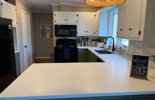 5 BR lakefront home with swim dock bunk room High Speed WiFi - Foto 12