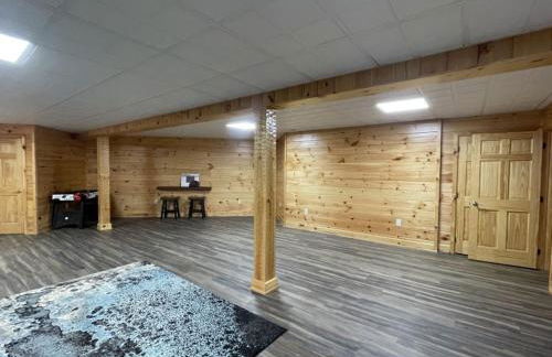 Nature lovers dream! Steps from fishing plus 140 acres of hiking! 4 Bedroom Home by RedAwning - Foto 46