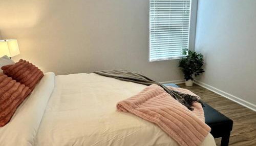 Bright Spacious Renovated Home Master on Main - Foto 2