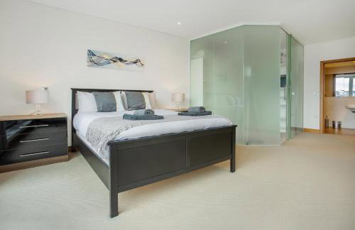Contemporary Penthouse in Battersea Power Station - Photo 9
