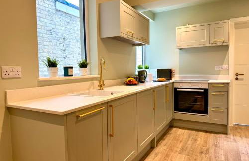 Stunning 4-Bedroom Home - 10 mins to Sandbanks Beach - Photo 6