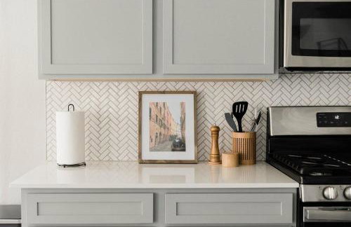 Luxe Modern 4B House with Office 20 min to DT - Foto 29