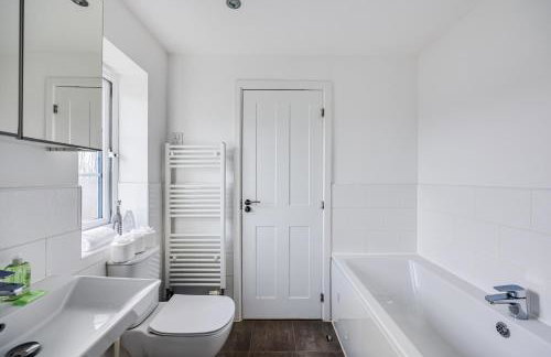 Stunning Detached House with Driveway Parking, Office Room, Self-Check-In, Fast WiFi and Smart TV with Sky and Netflix by Yoko Property - Photo 7