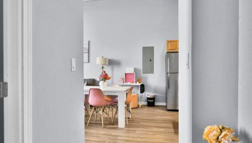 Pink playhouse sq near Progressive field & CSU - Foto 5