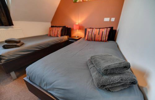 3 BR Home l Free Parking l 5 Guests l Garden l Long Stays l - Foto 10