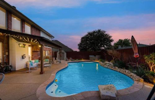 Modern and Luxury DFW Mansion with Backyard Oasis - Foto 34