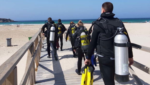 Sur le point de commencer l'activité de plongée